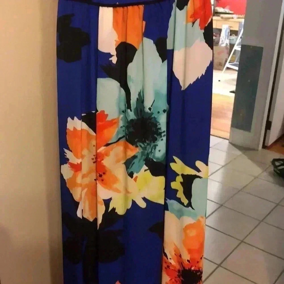 Vince Camuto floral sleeveless maxi dress with key hole top.  Size 2 - Picture 3 of 7